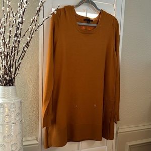 Soft long tunic with side pleats.